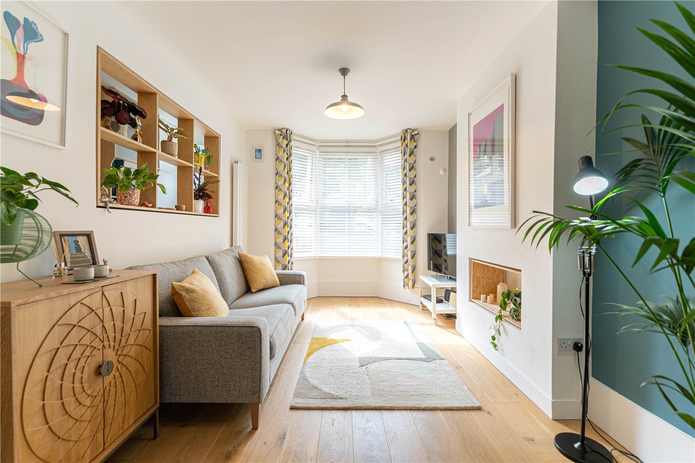 Sitting Room To Bay